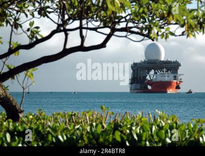 US Navy le navire de transport lourd MV Blue Marlin entre dans Pearl Harbor, à Hawaï, avec le radar à bande X (SBX) basé sur la mer à bord. Banque D'Images