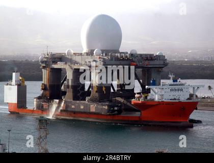 US Navy le navire de transport lourd MV Blue Marlin entre dans Pearl Harbor, Hawaï avec le radar à bande X (SBX) basé sur la mer à bord. Banque D'Images