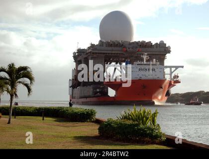 US Navy le navire de transport lourd MV Blue Marlin entre dans Pearl Harbor, Hawaï avec le radar à bande X (SBX) basé sur la mer à bord. Banque D'Images