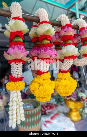 Divers Phuang malai, guirlande de fleurs traditionnelles thaïlandaises sur un marché de rue. Bangkok, Thaïlande Banque D'Images