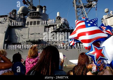 LES membres DE la famille DE la Marine AMÉRICAINE attendent sur le quai alors que le croiseur de missiles guidé USS Chosin (CG 65) revient. Banque D'Images