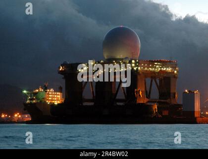 US Navy le navire de transport lourd MV Blue Marlin est amarré à Pearl Harbor, Hawaï, avec le radar à bande X (SBX) basé sur la mer à bord après avoir terminé un voyage de 15 000 miles de Corpus Christi, Texas. Banque D'Images