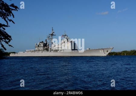 US Navy le croiseur de missiles guidé USS Chosin (CG 65) retourne à Pearl Harbor. Banque D'Images