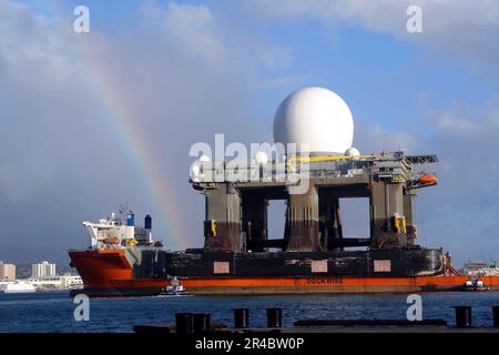 US Navy le navire de transport lourd MV Blue Marlin entre dans Pearl Harbor, à Hawaï, avec le radar à bande X (SBX) basé sur la mer à bord. Banque D'Images