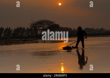 Coucher de soleil dans le lac de Dong Mo, son Tay, capitale de Ha Noi, Vietnam Banque D'Images