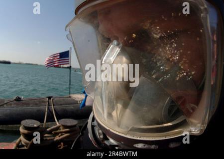 US Navy Engineman 2nd classe a U.S. Navy Deep Sea Diver embarqué à bord du sous-marin USS Emory S. Land (AS 39). Banque D'Images