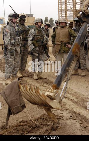 US Navy U.S. Le lieutenant-colonel de l'Armée de terre montre au secrétaire de la Marine (SECNAV), l'honorable Donald C. Winter, comment ils examinent les engins explosifs improvisés potentiels. Banque D'Images