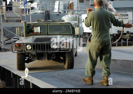 US Navy U.S. Les Marines conduisent des véhicules et de l'équipement sur le navire d'assaut amphibie USS Peliu (LHA 5). Banque D'Images