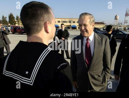 Le secrétaire à la Défense DE LA Marine AMÉRICAINE (SECDEF), l'honorable Donald H. Rumsfeld, visite les États-Unis Marins de la Marine à la base aérienne navale de Sigonella, Sicile. Banque D'Images