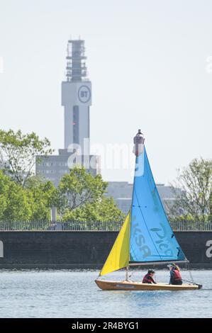 Edgbaston Reservoir, Birmingham, 27th mai 2023 - les passionnés de sports nautiques se sont emmis au réservoir Edgbaston samedi matin pour profiter des températures chaudes pendant le week-end des vacances de Spring Bank. Plusieurs amateurs de soleil ont utilisé des voiliers et des bateaux à rames pour traverser les eaux étincelantes et les gratte-ciel de Birmingham se profilent en arrière-plan. Une planche à voile a également utilisé la petite quantité de vent pour s'amuser au soleil. Crédit : Stop Press Media/Alay Live News Banque D'Images