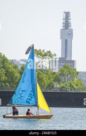 Edgbaston Reservoir, Birmingham, 27th mai 2023 - les passionnés de sports nautiques se sont emmis au réservoir Edgbaston samedi matin pour profiter des températures chaudes pendant le week-end des vacances de Spring Bank. Plusieurs amateurs de soleil ont utilisé des voiliers et des bateaux à rames pour traverser les eaux étincelantes et les gratte-ciel de Birmingham se profilent en arrière-plan. Une planche à voile a également utilisé la petite quantité de vent pour s'amuser au soleil. Crédit : Stop Press Media/Alay Live News Banque D'Images