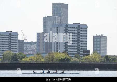 Edgbaston Reservoir, Birmingham, 27th mai 2023 - les passionnés de sports nautiques se sont emmis au réservoir Edgbaston samedi matin pour profiter des températures chaudes pendant le week-end des vacances de Spring Bank. Plusieurs amateurs de soleil ont utilisé des voiliers et des bateaux à rames pour traverser les eaux étincelantes et les gratte-ciel de Birmingham se profilent en arrière-plan. Une planche à voile a également utilisé la petite quantité de vent pour s'amuser au soleil. Crédit : Stop Press Media/Alay Live News Banque D'Images