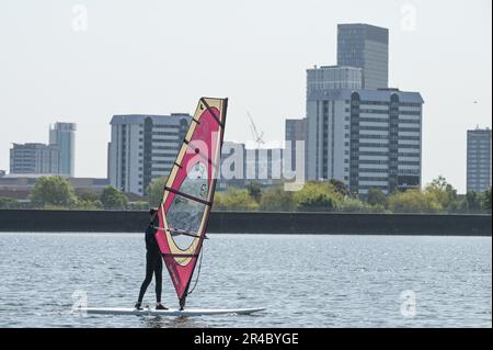 Edgbaston Reservoir, Birmingham, 27th mai 2023 - les passionnés de sports nautiques se sont emmis au réservoir Edgbaston samedi matin pour profiter des températures chaudes pendant le week-end des vacances de Spring Bank. Plusieurs amateurs de soleil ont utilisé des voiliers et des bateaux à rames pour traverser les eaux étincelantes et les gratte-ciel de Birmingham se profilent en arrière-plan. Une planche à voile a également utilisé la petite quantité de vent pour s'amuser au soleil. Crédit : Stop Press Media/Alay Live News Banque D'Images