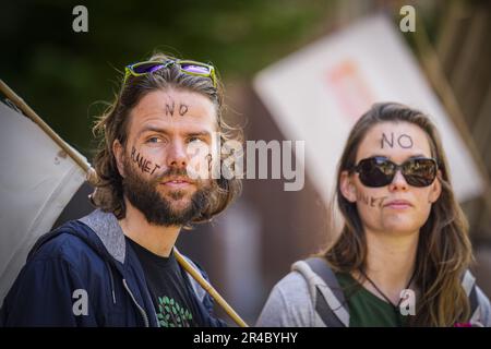 LA HAYE - extinction les militants de la rébellion se mettent en route lors d'une manifestation pour bloquer le A12 à la Haye pour la septième fois. Avec cette action, XR s'oppose aux subventions aux énergies fossiles. Au cours du dernier blocus sur 11 mars, quelque 700 activistes ont été arrêtés. ANP PHIL NIJHUIS pays-bas Out - belgique Out Credit: ANP/Alay Live News Banque D'Images