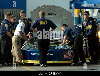 LES membres DE la Marine AMÉRICAINE de JR Motorsports travaillent sur la Marine no 88 accélérez votre vie Chevrolet Monte Carlo sur le banc de mines avant de s'entraîner au Daytona International Speedway. Banque D'Images