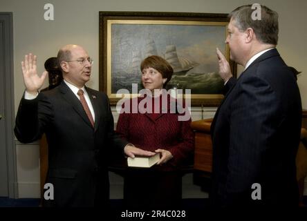 MARINE DES ÉTATS-UNIS l'honorable Donald C. Winter est assermenté comme secrétaire de la Marine (SECNAV) en 74th par le directeur de l'administration et de la gestion du bureau du secrétaire à la Défense, Michael B. Donley. Banque D'Images