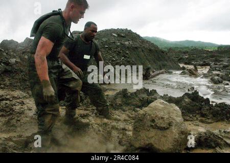 US Navy U.S. Marines affecté à l'unité expéditionnaire maritime (UMM) 31st, compagnie Echo, 2nd Bataillon, 5th Marines, Move Rocks, des rochers et de la boue pour faire un pont au-dessus d'une rivière,. Banque D'Images