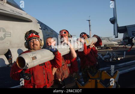 LES munitions DE l'aviation DE LA MARINE AMÉRICAINE doivent être mises sur un F-A-18C Hornet à bord du porte-avions de classe Nimitz USS Ronald Reagan (CVN 76). Banque D'Images