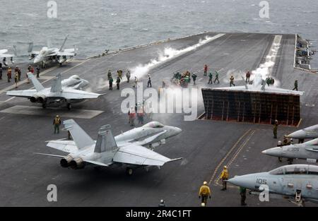 LES F-A-18 Hornets DE la Marine AMÉRICAINE affectés au Vaill de combat de Valions of Strike un cinq (VFA-15) se préparent à lancer à partir du pont de vol. Banque D'Images