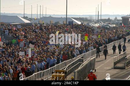 LES familles de la Marine AMÉRICAINE et les amis des marins stationnés à bord du porte-avions de la classe Nimitz USS Theodore Roosevelt (CVN 71) attendent que l'équipage quitte le navire. Banque D'Images