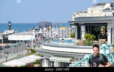 Brighton UK 27th Mai 2023 - les visiteurs apprécient le week-end de vacances en banque soleil à Brighton qui est prévu pour la plupart du Royaume-Uni au cours des prochains jours : Credit Simon Dack / Alay Live News Banque D'Images