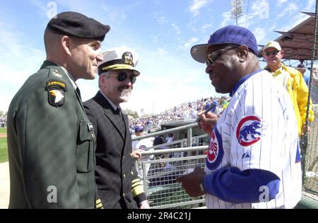 DIRECTEUR DE la Marine AMÉRICAINE, structure de la Force, ressources et évaluation (J8) Vice-SMA Evan M. Chanik, et son adjoint Col. Obtenir un baseball signé par le directeur des Cubs de Chicago Dusty Baker. Banque D'Images