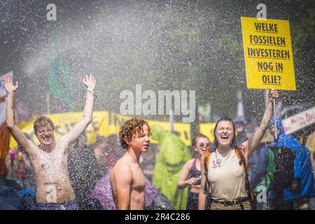 LA HAYE - la police utilise un canon à eau contre l'extinction des militants de la rébellion qui bloquent le A12 à la Haye pour la septième fois. Avec cette action, XR s'oppose aux subventions aux énergies fossiles. Au cours du dernier blocus sur 11 mars, quelque 700 activistes ont été arrêtés. ANP PHIL NIJHUIS pays-bas Out - belgique Out Credit: ANP/Alay Live News Banque D'Images