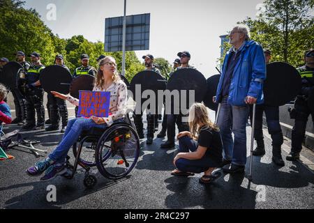 LES militants DE LA RÉBELLION DE LA HAYE - extinction bloquent les A12 à la Haye pour la septième fois. Avec cette action, XR s'oppose aux subventions aux énergies fossiles. Au cours du dernier blocus sur 11 mars, quelque 700 activistes ont été arrêtés. ANP SEM VAN DER WAL pays-bas Out - belgique Out crédit: ANP/Alay Live News Banque D'Images