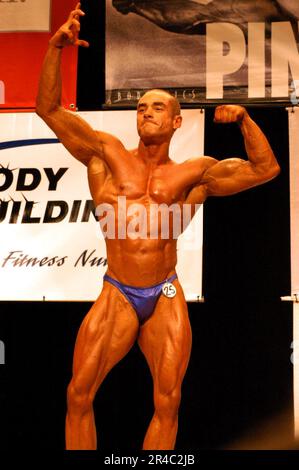 US Navy Engineman 2nd classe fléchit ses muscles pendant le GNC - NPC World Gym Classic San Diego Bodybuilding ^ Figure Championships. Banque D'Images