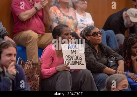 New York, États-Unis. 26th mai 2023. NEW YORK, NEW YORK - MAI 26 : les membres de l'audience tiennent des pancartes aux États-Unis Réunion de la représentante d'Alexandrie Ocasio-Cortez à l'Académie des arts et des sciences de Corona sur 26 mai 2003, dans le quartier Queens de New York. Crédit : SOPA Images Limited/Alamy Live News Banque D'Images