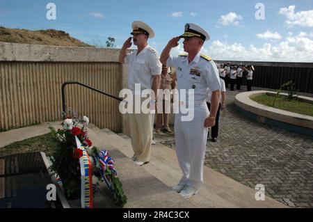 CHEF d'état-major DE la Marine AMÉRICAINE et premier commandant adjoint de la flotte russe fédérée du Pacifique, M. Konstantin Sidenko, et commandant des États-Unis Forces navales Marianas (NNS) le sous-amiral Joe Leidig salue pendant un w. Banque D'Images