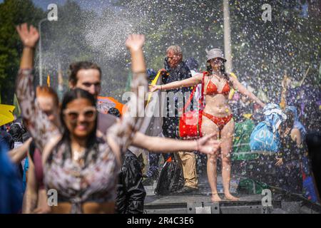 LA HAYE - la police utilise un canon à eau contre l'extinction des militants de la rébellion qui bloquent le A12 à la Haye pour la septième fois. Avec cette action, XR s'oppose aux subventions aux énergies fossiles. Au cours du dernier blocus sur 11 mars, quelque 700 activistes ont été arrêtés. ANP PHIL NIJHUIS pays-bas Out - belgique Out Credit: ANP/Alay Live News Banque D'Images