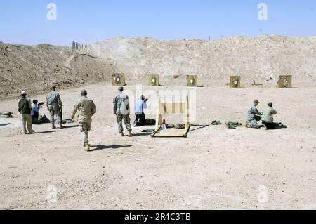 LES officiers de la police irakienne de la Marine AMÉRICAINE de Tikrit, l'élément principal, ont tiré des fusils d'assaut AK-47, pendant la familiarisation avec les armes fournies par les États-Unis Soldats de l'armée du 3rd Bataillon, 187th Infantry Regiment. Banque D'Images
