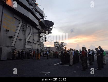 LES marins DE LA Marine AMÉRICAINE participent à un service de lever du soleil de Pâques tenu sur le pont de vol à bord du porte-avions de la classe Nimitz USS Abraham Lincoln (CVN 72). Banque D'Images