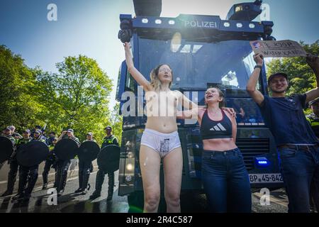 LES militants DE LA RÉBELLION DE LA HAYE - extinction bloquent les A12 à la Haye pour la septième fois. Avec cette action, XR s'oppose aux subventions aux énergies fossiles. Au cours du dernier blocus sur 11 mars, quelque 700 activistes ont été arrêtés. ANP PHIL NIJHUIS pays-bas Out - belgique Out Credit: ANP/Alay Live News Banque D'Images