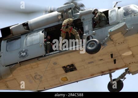 US Navy un technicien en élimination des munitions explosives affecté à la Royal Australian Navy se prépare à faire une descente à bord d'un hélicoptère MH-60s Seahawk. Banque D'Images