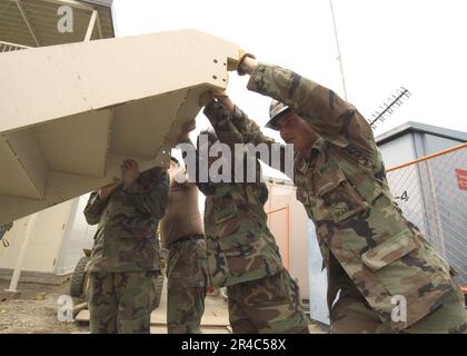 US Navy Utilisesman 2nd Class Left, et Steelworker 3rd Class Right, aident à soutenir un escalier pour un bâtiment pré-conçu. Banque D'Images