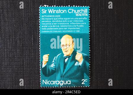 Un timbre qui dit que le monsieur Winston Churchill a une photo de lui dans un costume Banque D'Images