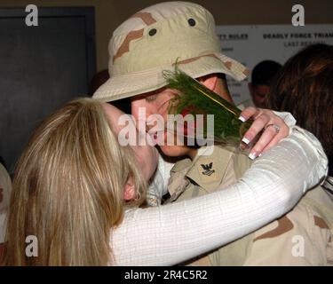 LA classe ENDINEMAN 2nd DE LA Marine AMÉRICAINE affectée au troisième Escadron de sécurité mobile, accueille sa femme après son retour d'un déploiement de six mois. Banque D'Images