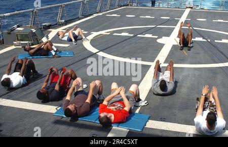 LES marins DE la Marine AMÉRICAINE stationnés à bord de la frégate de missiles guidés USS Underwood (FFG 36) conduisent un entraînement physique sur le pont de vol. Banque D'Images