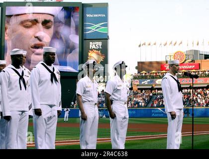 LA classe 3rd du musicien DE la Marine AMÉRICAINE attribuée au Navy Band Southeast chante l'hymne national avant un match des Atlanta Braves au Turner Field. Banque D'Images