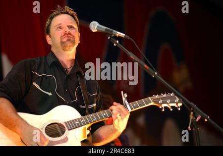 CHRIS Gray, chanteur DE musique country DE la MARINE AMÉRICAINE, joue pour l'équipage de l'USS Ronald Reagan CVN 76. Banque D'Images