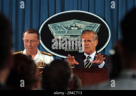 Donald H. Rumsfeld, secrétaire à la Défense DE la Marine AMÉRICAINE, à droite, et Edmund Giambastiani, vice-président des chefs d’état-major interarmées, répondent aux questions des médias dans la salle de presse du Pentagone. Banque D'Images