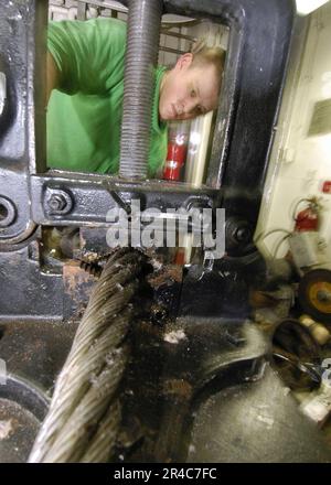 US Navy Aviation Boatswain's Mate Equipment 2nd Class de Air Department sécurise les prises sur un nouveau fil d'engrenage d'arrêt à bord du porte-avions de la classe Nimitz USS Abraham Lincoln (CVN 72). Banque D'Images