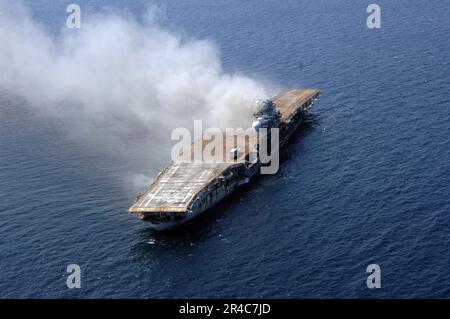 MARINE AMÉRICAINE l'ex-Oriskany, un porte-avions désaffecté, a été coulé à 24 milles au large de la côte de Pensacola, en Floride, sur 17 mai pour former un récif artificiel. Banque D'Images