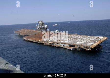 MARINE AMÉRICAINE l'ex-Oriskany, un porte-avions désaffecté, a été coulé à 24 milles au large de la côte de Pensacola, en Floride, sur 17 mai pour former un récif artificiel. Banque D'Images