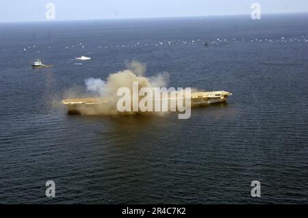 MARINE AMÉRICAINE l'ex-Oriskany, un porte-avions désaffecté, a été coulé à 24 milles au large de la côte de Pensacola, en Floride, sur 17 mai pour former un récif artificiel. Banque D'Images