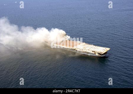 MARINE AMÉRICAINE l'ex-Oriskany, un porte-avions désaffecté, a été coulé à 24 milles au large de la côte de Pensacola, en Floride, sur 17 mai pour former un récif artificiel. Banque D'Images