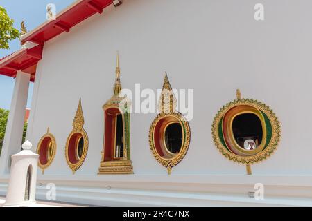 Fenêtres rondes d'ubosoot (salle d'ordination) de Wat Thong Noppphakhun, temple bouddhiste thaïlandais à Khlong San, Bangkok, Thaïlande Banque D'Images