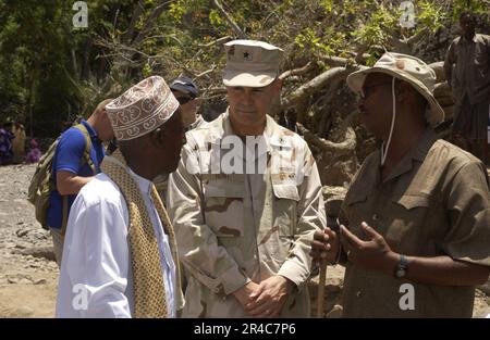 Marine DES ÉTATS-UNIS le Sultan de Tajourra, à gauche, Abdoulaker Moumat Houmed a accueilli le contre-amiral Richard W. Hunt à sa maison près de Tajourra pour un cérémonila exchang de cadeaux. Banque D'Images